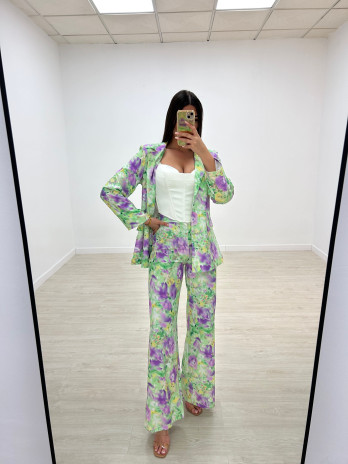 TRAJE ESTAMPADO FLORES VERDE