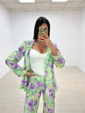 TRAJE ESTAMPADO FLORES VERDE
