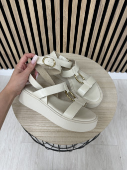 SANDALIA PIEL FLATFORM ADORNO BEIGE