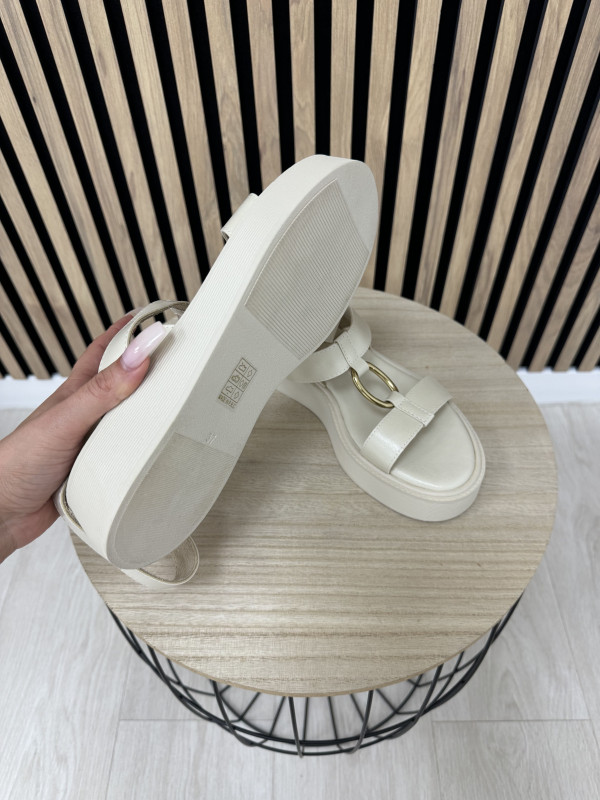 SANDALIA PIEL FLATFORM ADORNO BEIGE