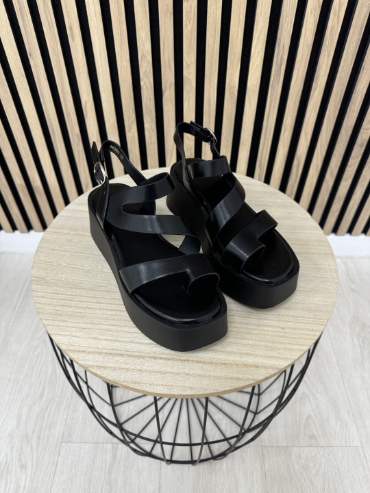 SANDALIA FLATFORM PIEL NEGRA