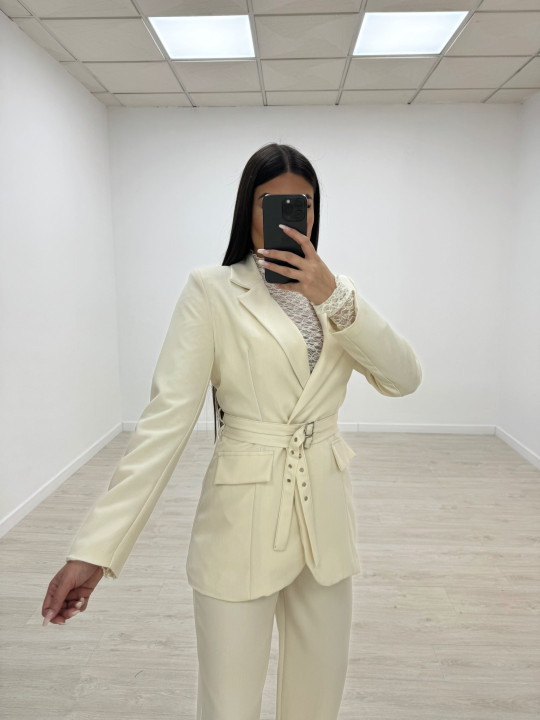 TRAJE DOBLE CINTURÓN CREMA