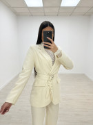 TRAJE DOBLE CINTURÓN CREMA