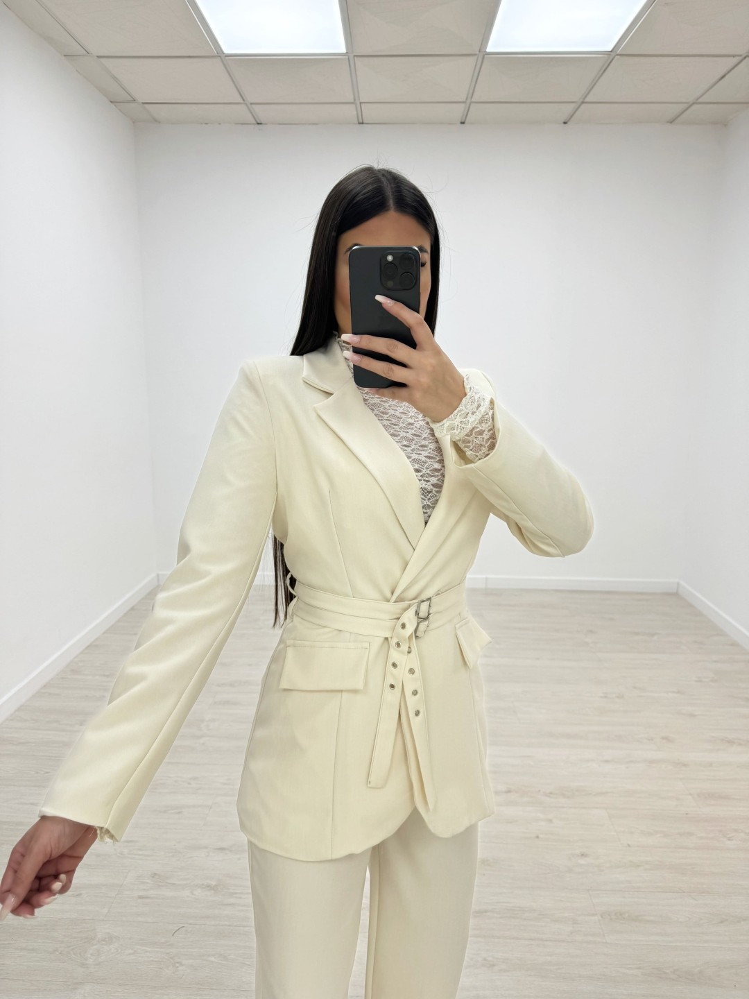 TRAJE DOBLE CINTURÓN CREMA