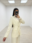 TRAJE DOBLE CINTURÓN CREMA
