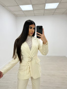 TRAJE DOBLE CINTURÓN CREMA