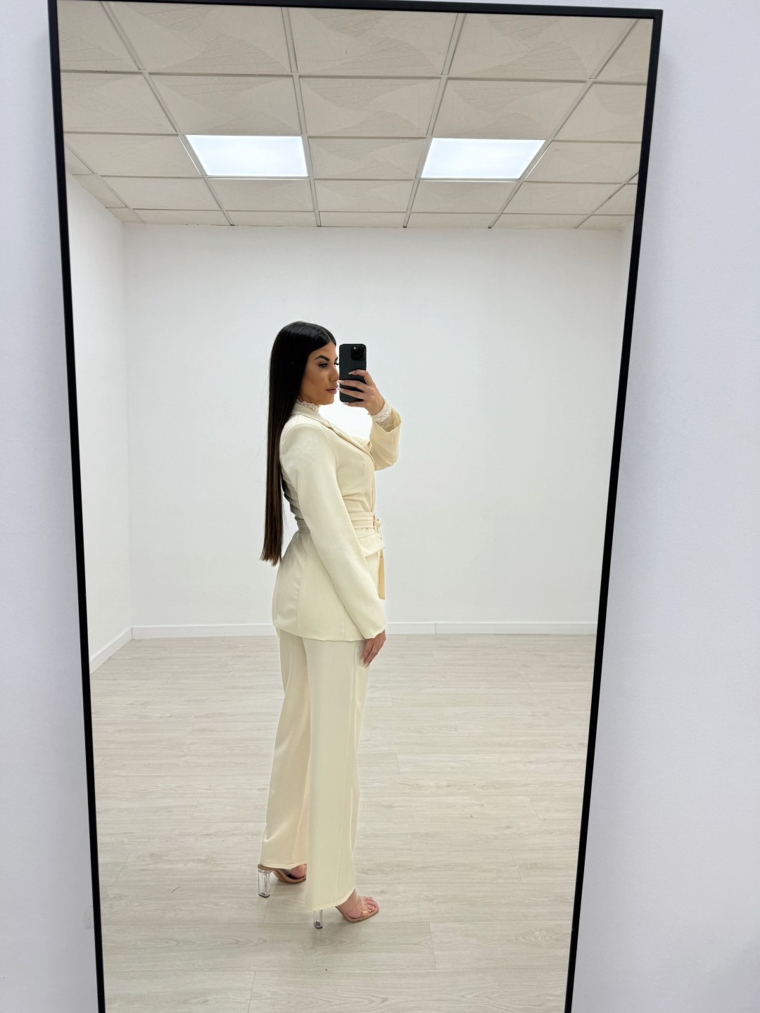 TRAJE DOBLE CINTURÓN CREMA
