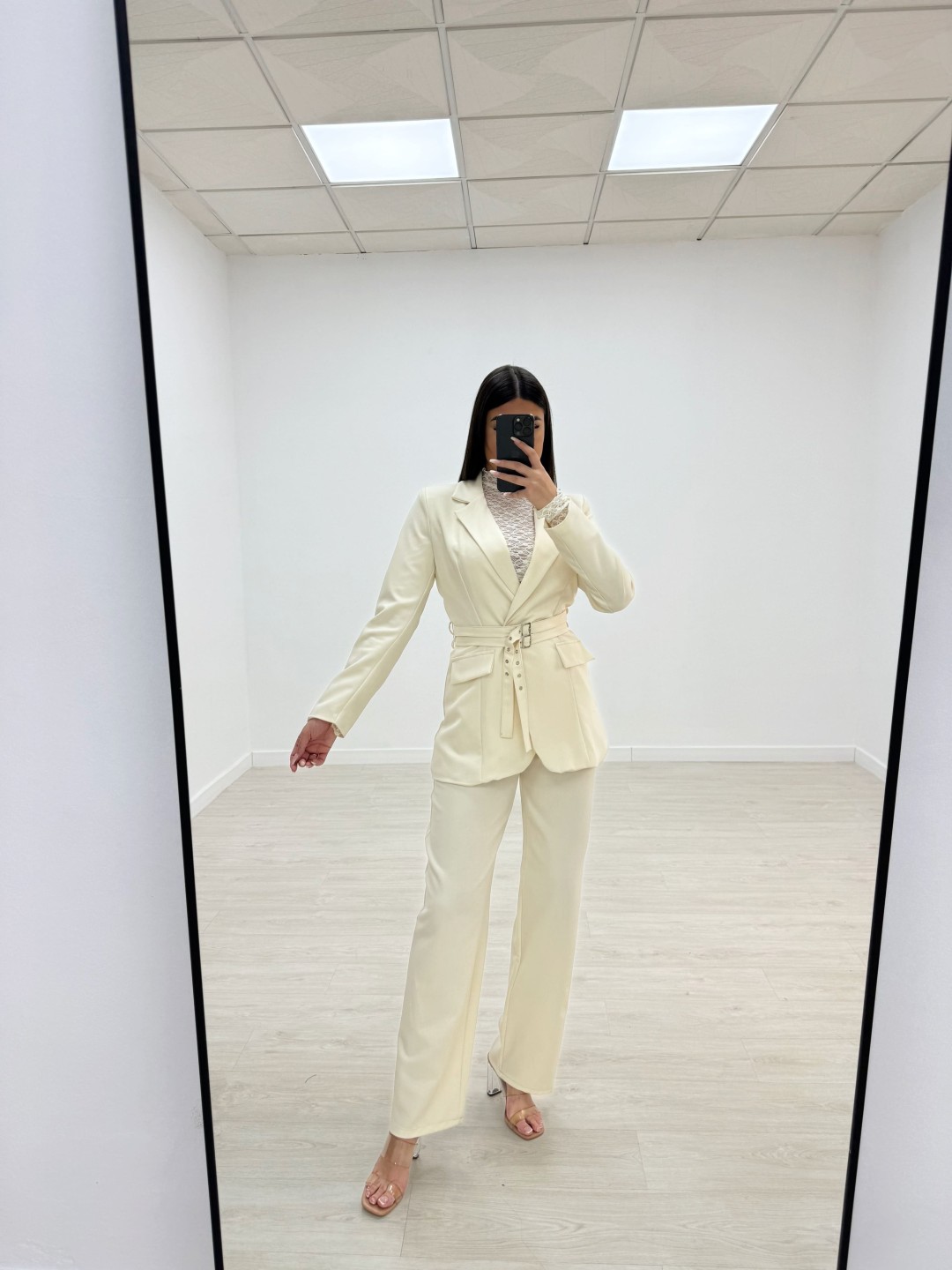 TRAJE DOBLE CINTURÓN CREMA