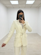 TRAJE DOBLE CINTURÓN CREMA