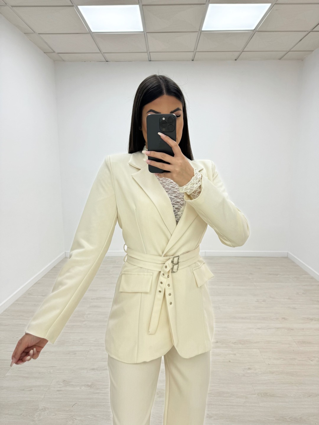 TRAJE DOBLE CINTURÓN CREMA