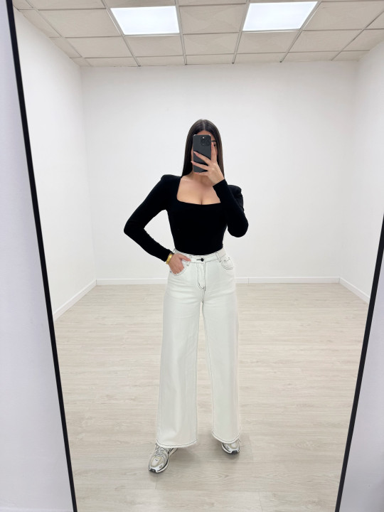 PANTALÓN VAQUERO BLANCO CON PESPUNTE NEGRO