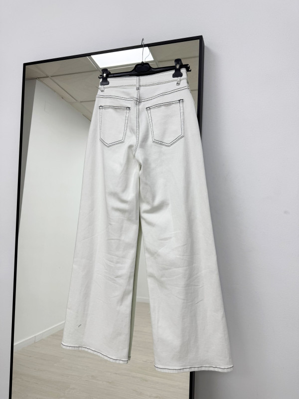 PANTALÓN VAQUERO BLANCO CON PESPUNTE NEGRO