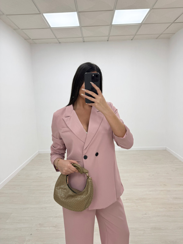 TRAJE OVERSIZE SOLAPA ROSA
