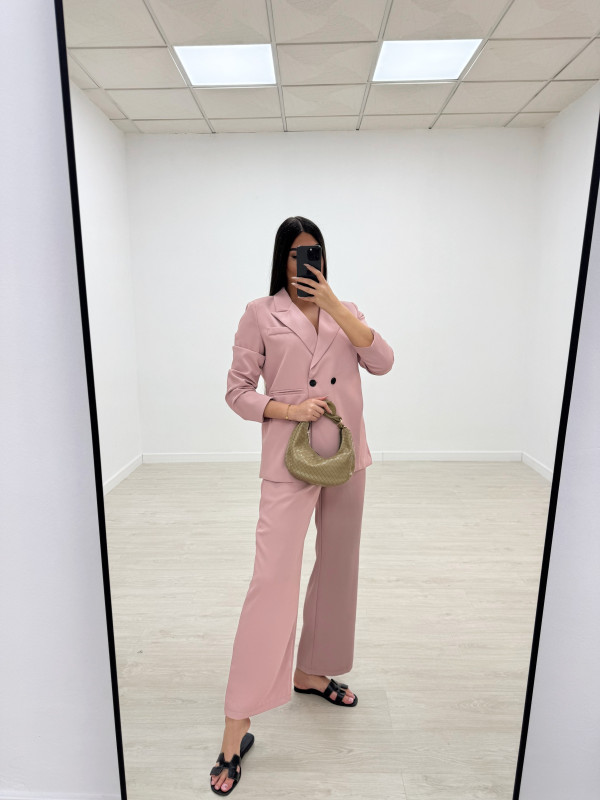 TRAJE OVERSIZE SOLAPA ROSA