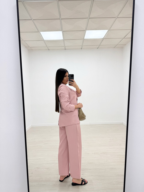TRAJE OVERSIZE SOLAPA ROSA