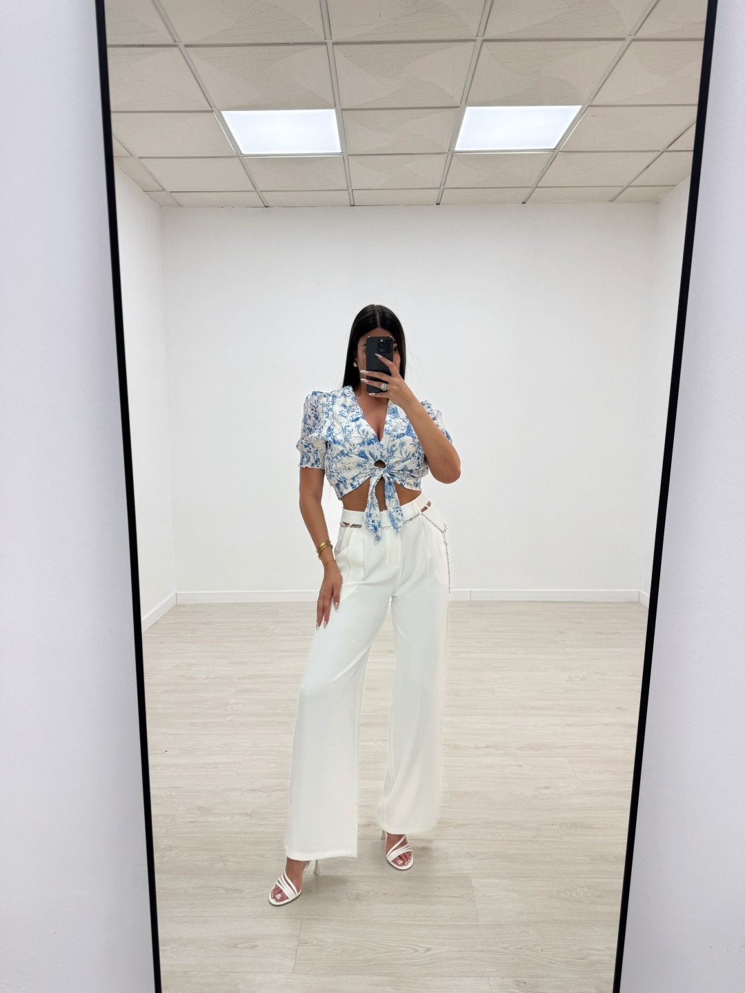 TOP PERFORADO BORDADO AZUL