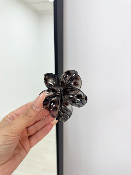 PINZA FLOR CAREY NEGRA
