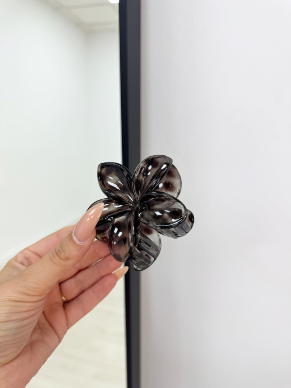 PINZA FLOR CAREY NEGRA