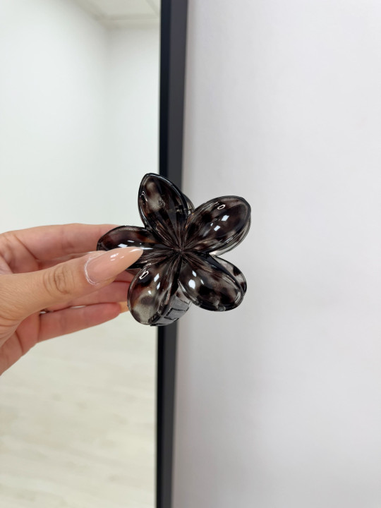 PINZA FLOR CAREY NEGRA