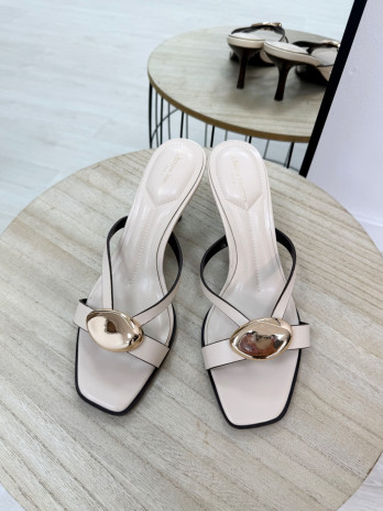 SANDALIA TACÓN DETALLE CREMA