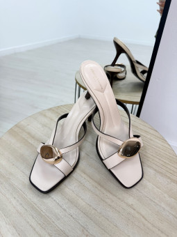 SANDALIA TACÓN DETALLE CREMA