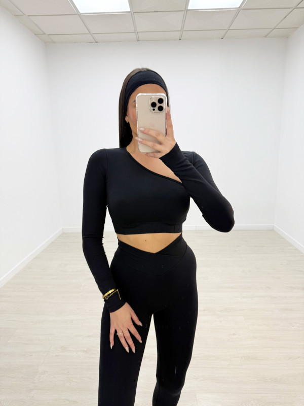 CONJUNTO DEPORTIVO ASIMÉTRICO NEGRO