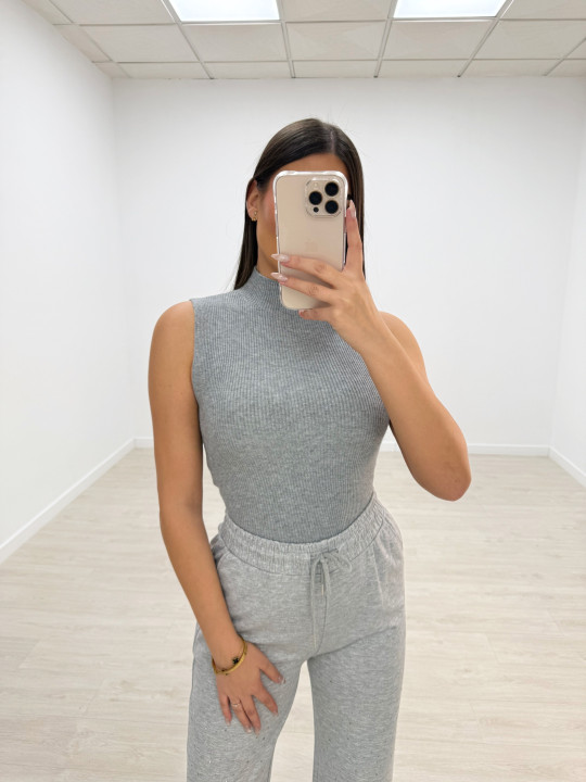 TOP PUNTO CUELLO SUBIDO GRIS