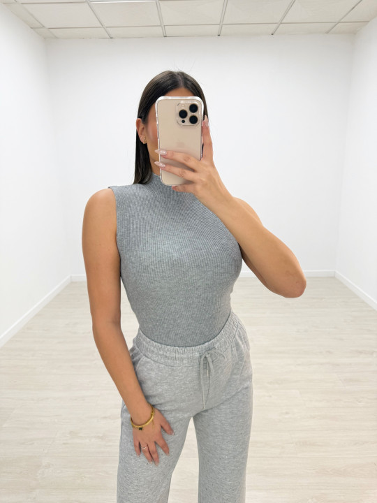 TOP PUNTO CUELLO SUBIDO GRIS