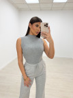 TOP PUNTO CUELLO SUBIDO GRIS