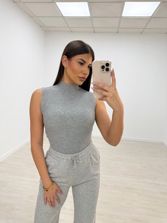 TOP PUNTO CUELLO SUBIDO GRIS