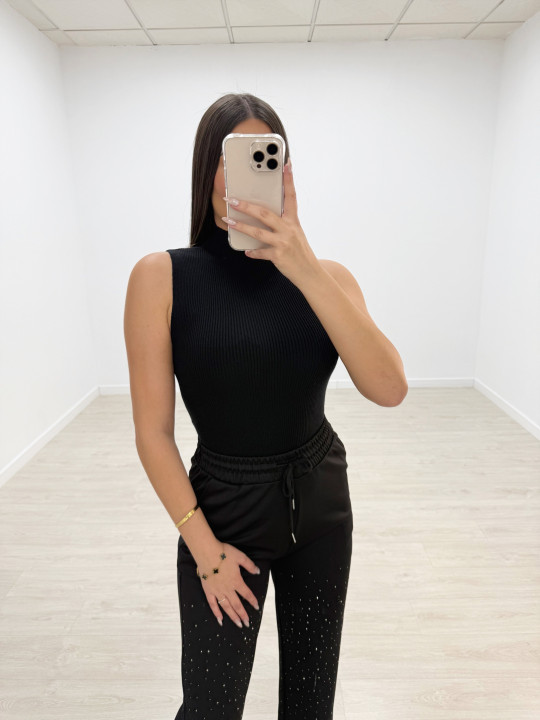 TOP PUNTO CUELLO SUBIDO NEGRO