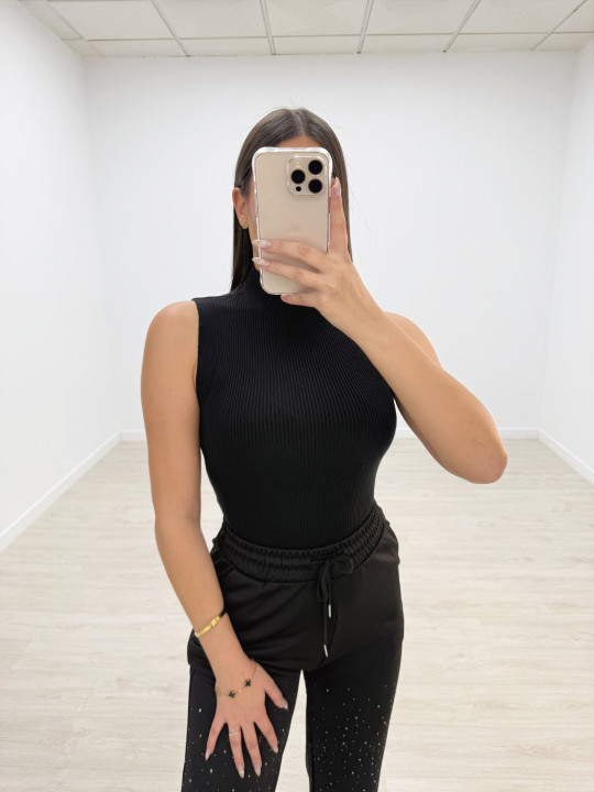 TOP PUNTO CUELLO SUBIDO NEGRO