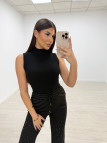 TOP PUNTO CUELLO SUBIDO NEGRO