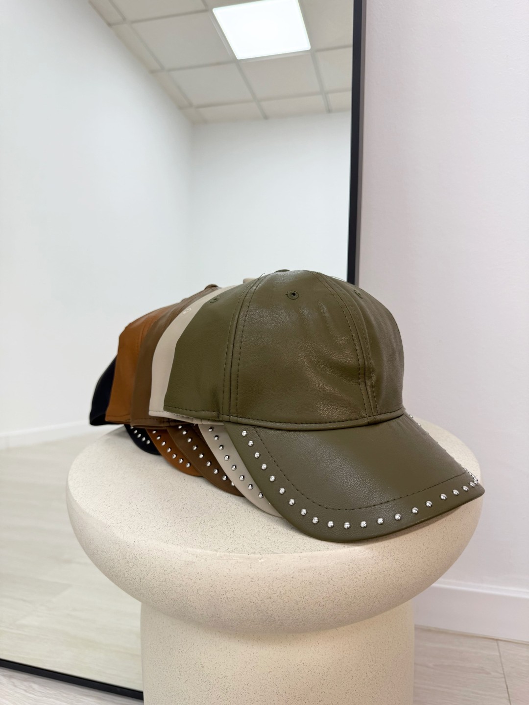GORRA PIEL TACHAS
