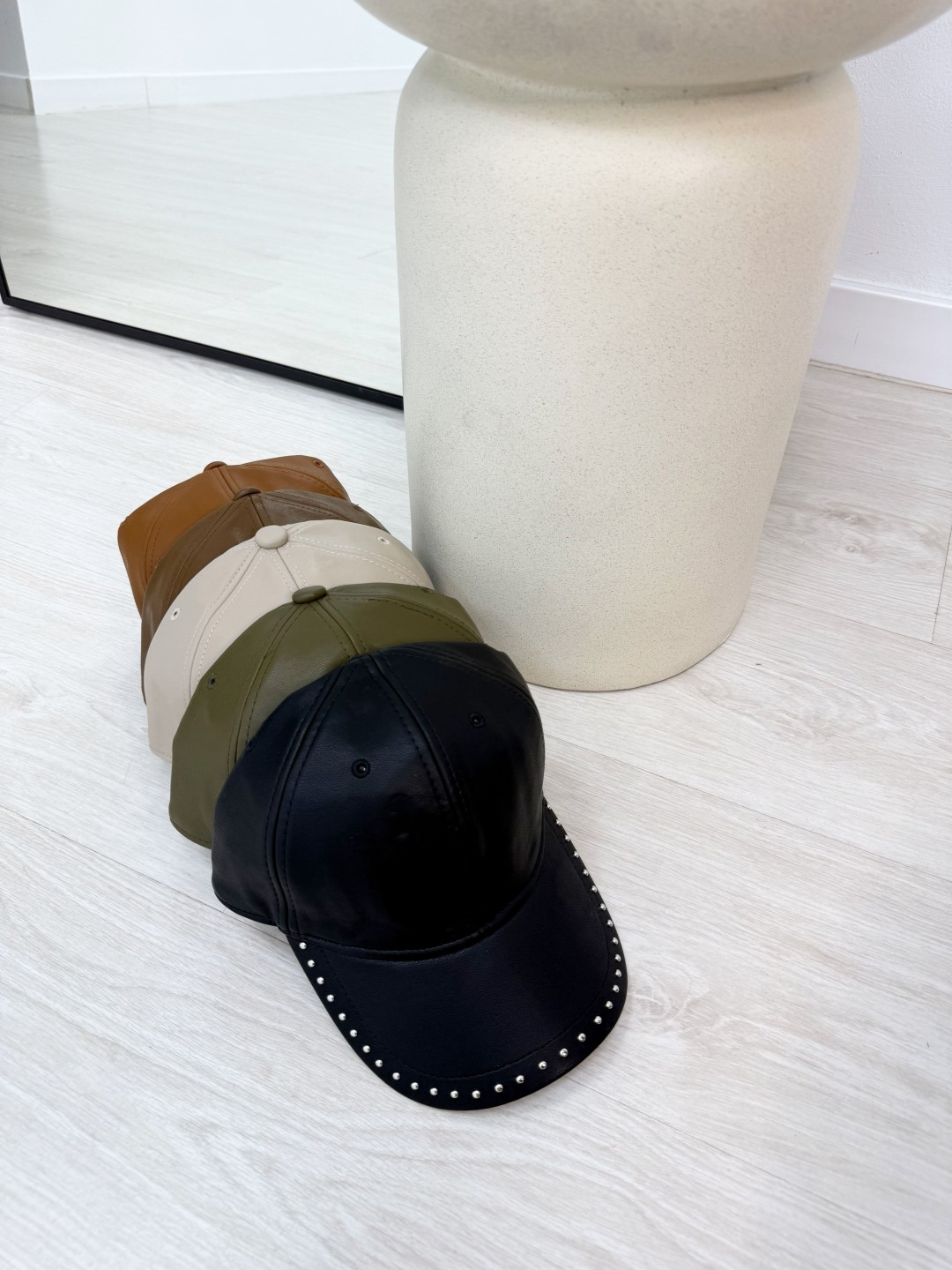 GORRA PIEL TACHAS
