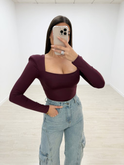 TOP LICRA HOMBRERAS VINO