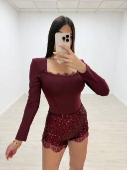 SHORT BRILLO ENCAJE BURDEOS