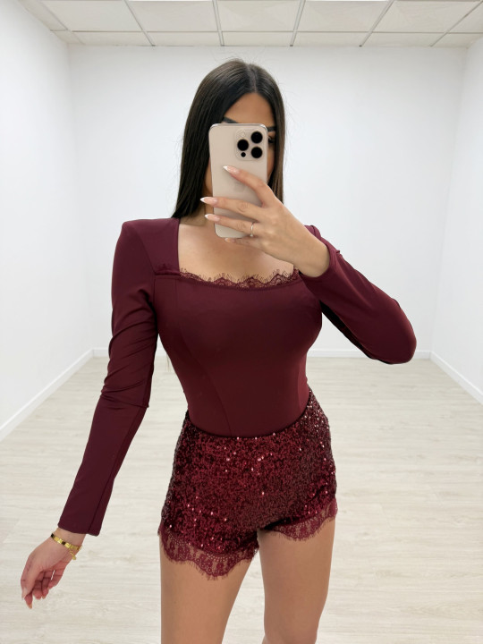 SHORT BRILLO ENCAJE BURDEOS