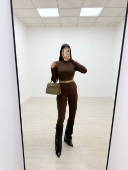 MONO LICRA AJUSTADO CON HOMBRERAS MARRÓN