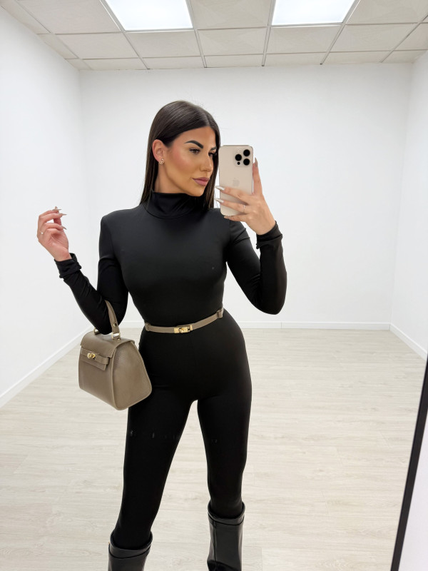 MONO LICRA AJUSTADO CON HOMBRERAS NEGRO