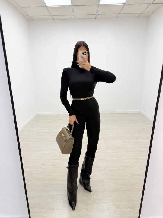 MONO LICRA AJUSTADO CON HOMBRERAS NEGRO