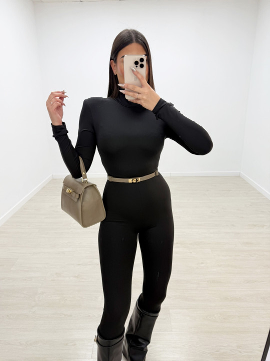 MONO LICRA AJUSTADO CON HOMBRERAS NEGRO