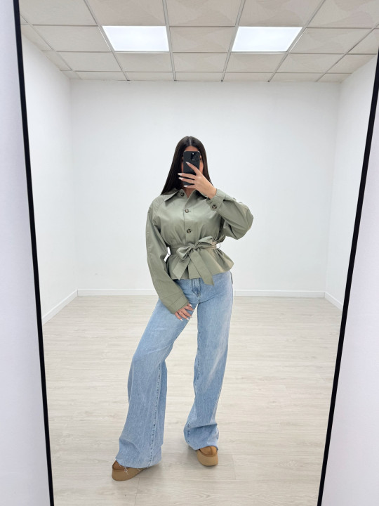 CHAQUETA GABARDINA CROP VERDE