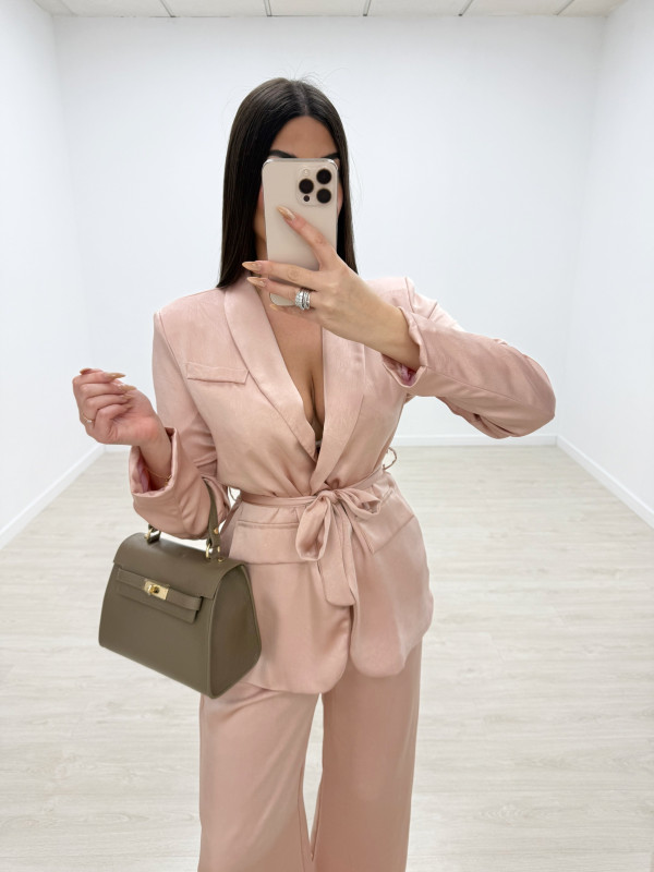 TRAJE SATÉN ROSA