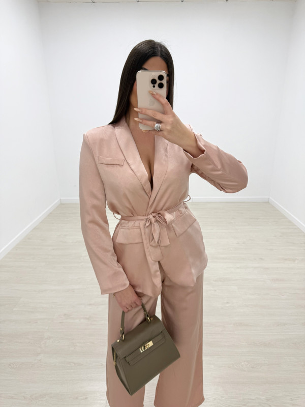 TRAJE SATÉN ROSA