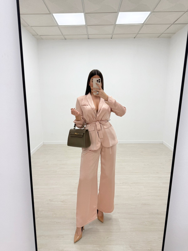 TRAJE SATÉN ROSA