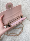 CARTERA CON CADENA ROSA PALO
