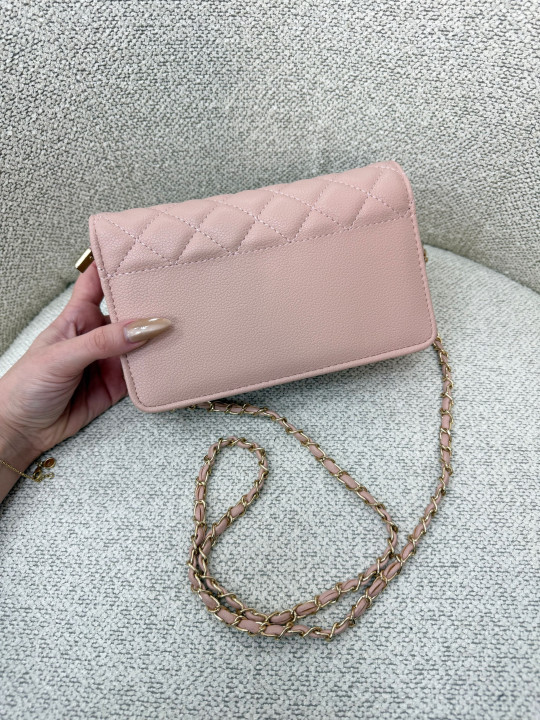 CARTERA CON CADENA ROSA PALO