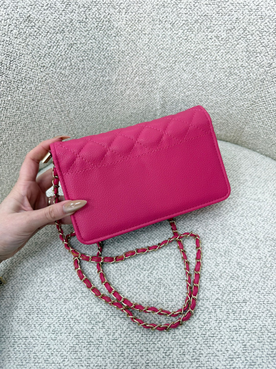 CARTERA CON CADENA ROSA FUCSIA