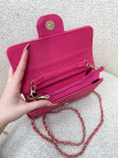 CARTERA CON CADENA ROSA FUCSIA